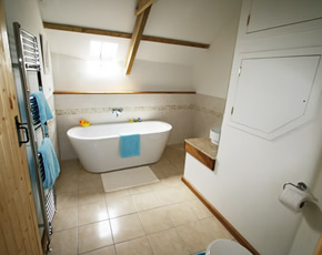 bathroom at humpty dumpty self catering accommodation